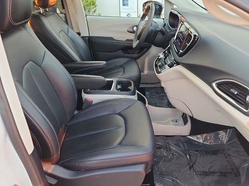 Used 2024 Chrysler Pacifica Touring-L image 20