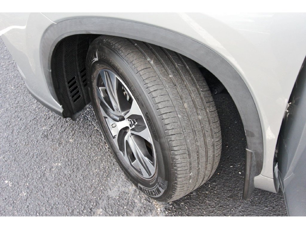 Used 2023 Toyota Highlander XLE AWD/4WD image 35