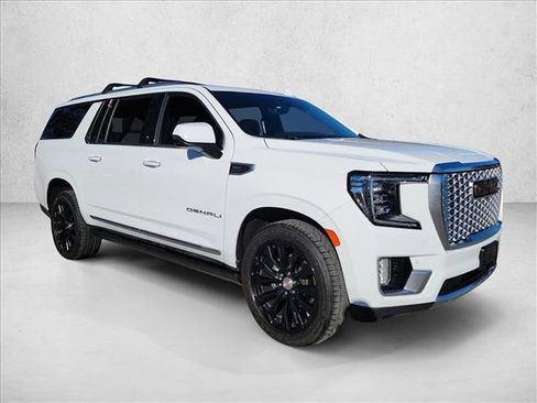 Used 2021 GMC Yukon XL Denali w/ Denali Premium Package image 3