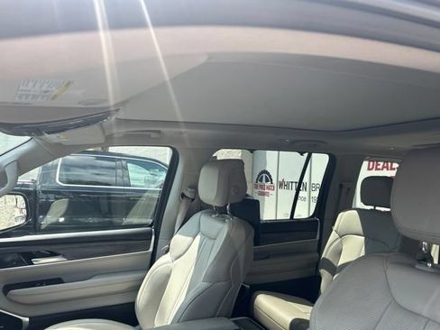 Used 2024 Jeep Wagoneer Series III w/ Premium Group I AWD/4WD image 4
