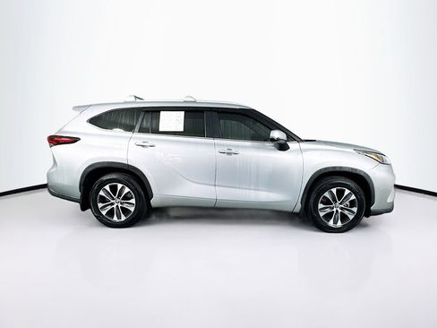 Used 2024 Toyota Highlander XLE image 11