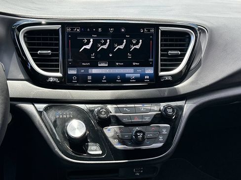 Used 2026 Chrysler Pacifica Select FWD image 16