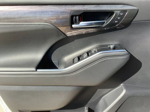 New 2026 Toyota Highlander Platinum AWD/4WD image 11
