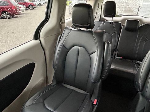 Used 2024 Chrysler Pacifica Limited FWD image 12