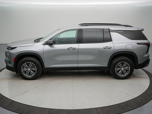 Used 2025 Chevrolet Traverse LT image 7