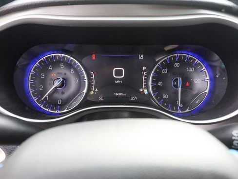 Used 2021 Chrysler Pacifica Touring-L image 14