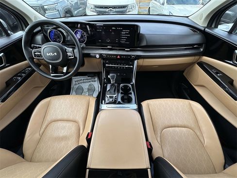 Used 2024 Kia Carnival EX image 21