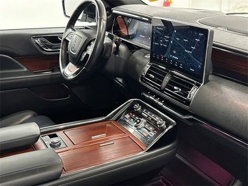 Used 2022 Lincoln Navigator Reserve image 11