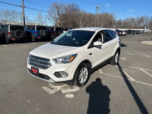 Used 2017 Ford Escape SE image 3