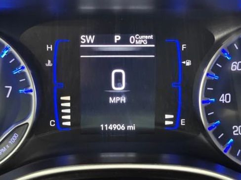 Used 2018 Chrysler Pacifica Touring-L w/ Tire & Wheel Group image 63