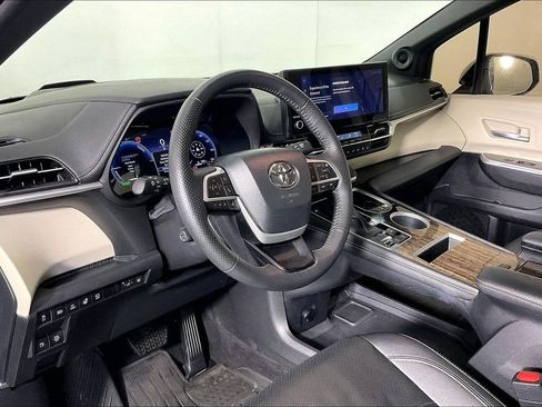 Used 2025 Toyota Sienna Platinum AWD/4WD image 18