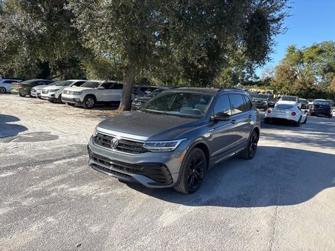 Used 2023 Volkswagen Tiguan SE R-Line image 2