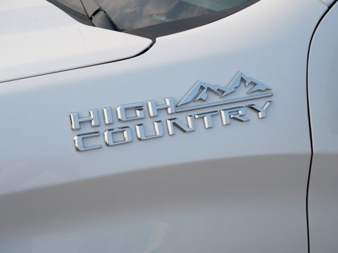 Used 2020 Chevrolet Silverado 1500 High Country w/ Technology Package AWD/4WD image 17