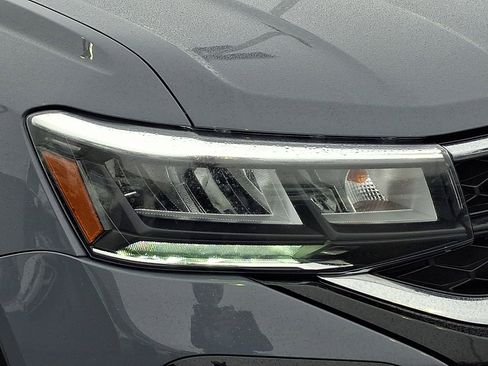 Certified 2023 Volkswagen Taos SE w/ Panoramic Sunroof Package image 9