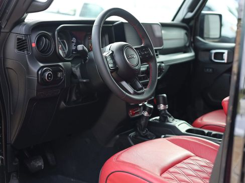 Used 2024 Jeep Gladiator Rubicon w/ Technology Group AWD/4WD image 28