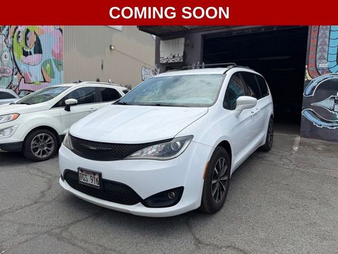 Used 2018 Chrysler Pacifica Touring-L w/ Premium Audio Group FWD image 1