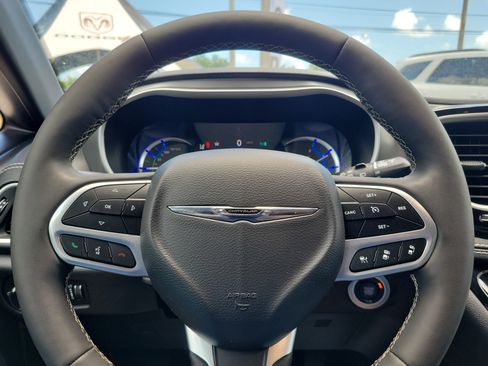 Used 2025 Chrysler Pacifica Select FWD image 18