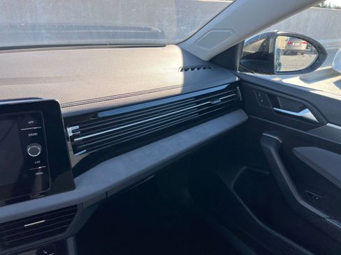 Used 2025 Volkswagen Jetta SE image 34