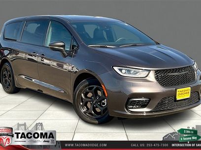 Used 2023 Chrysler Pacifica Touring-L w/ Uconnect Theater Family Group