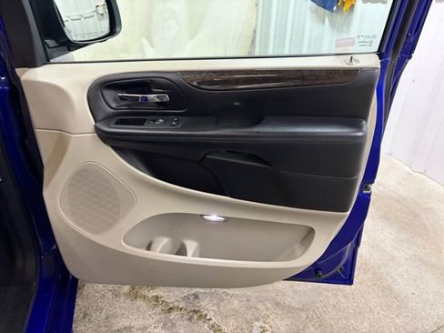 Used 2018 Dodge Grand Caravan SE w/ UConnect Hands-Free Group image 22