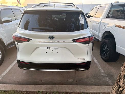 Used 2022 Toyota Sienna Platinum FWD image 5