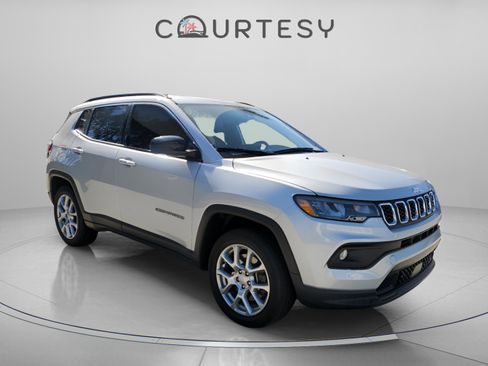 Certified 2024 Jeep Compass Latitude image 4