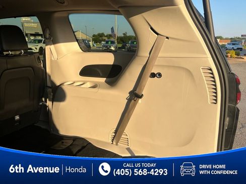 Used 2023 Chrysler Pacifica Touring-L FWD image 16