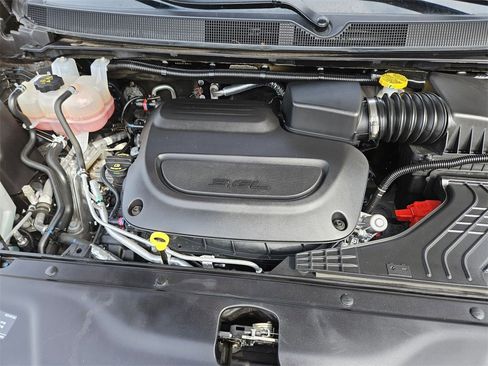Used 2025 Chrysler Pacifica Select image 23