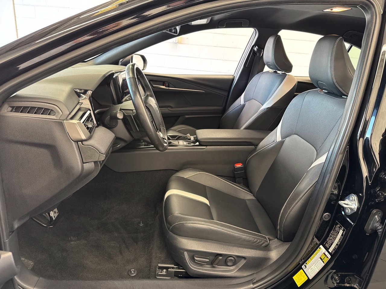 Used 2025 Toyota Camry SE w/ Convenience Package FWD image 13