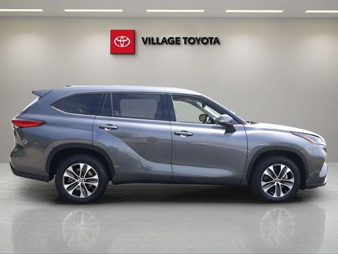 Used 2021 Toyota Highlander XLE FWD image 6