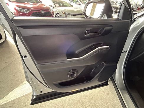 Used 2023 Toyota Highlander L image 48