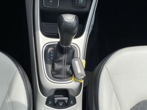 Used 2019 Jeep Compass Latitude FWD image 15