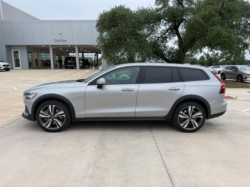 Certified 2025 Volvo V60 B5 Cross Country Plus AWD/4WD image 3