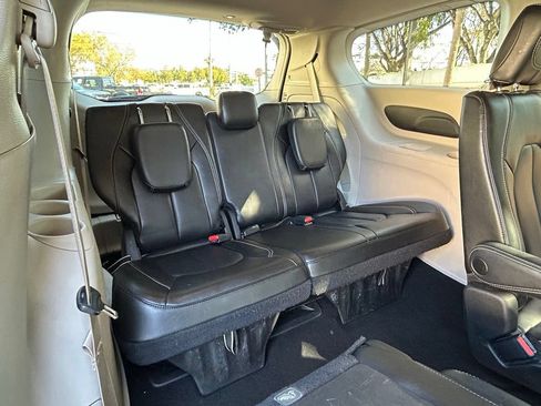 Certified 2023 Chrysler Pacifica Touring-L FWD image 36