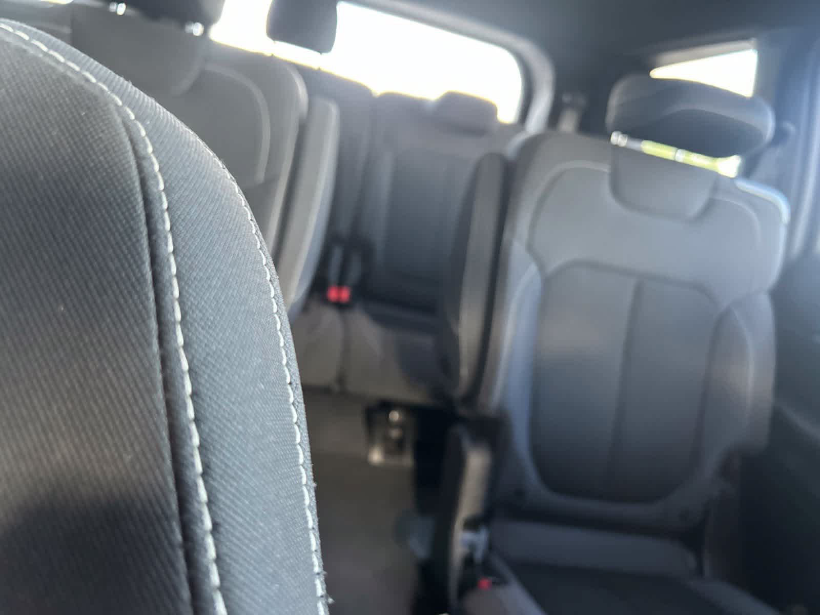 Used 2024 Jeep Grand Cherokee L Laredo RWD image 4