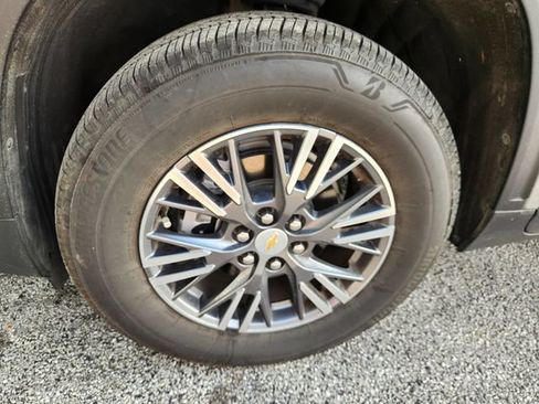 Used 2025 Chevrolet Traverse LT FWD image 9