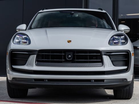 Certified 2023 Porsche Macan image 8