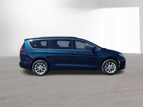 Used 2022 Chrysler Pacifica Touring-L AWD/4WD image 9