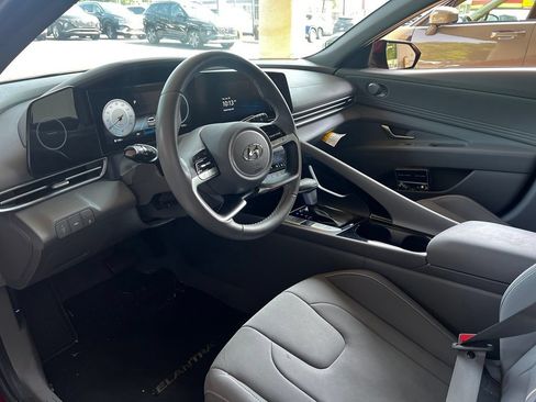Used 2023 Hyundai Elantra SEL w/ Convenience Package FWD image 5