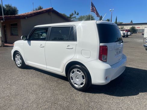 Used 2012 Scion xB FWD image 3