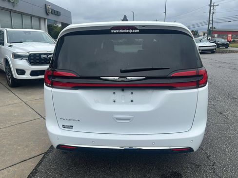 New 2026 Chrysler Pacifica Select image 15