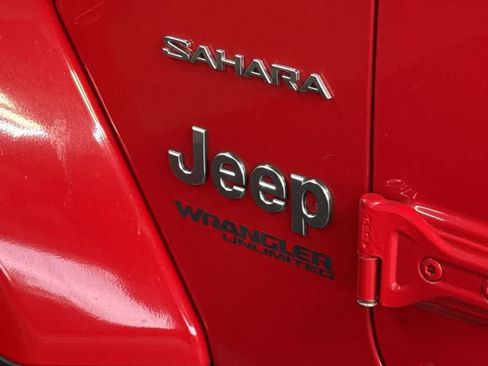 Used 2018 Jeep Wrangler Unlimited Sahara AWD/4WD image 10