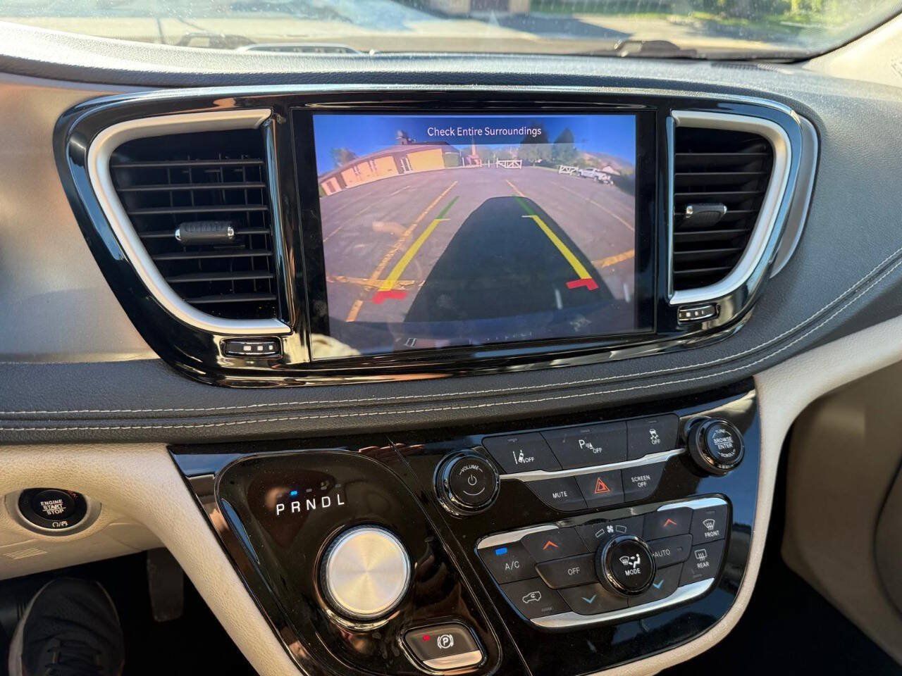 Used 2022 Chrysler Pacifica Touring-L FWD image 13
