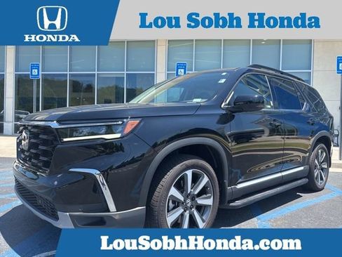 Certified 2025 Honda Pilot Touring image 1