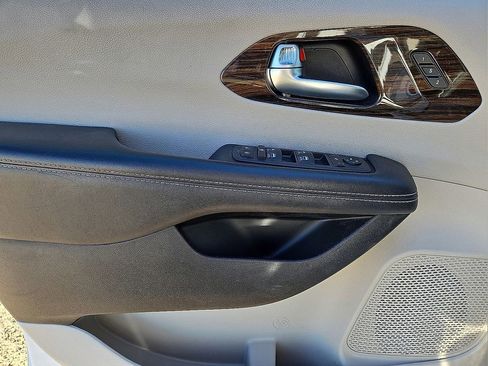 Used 2023 Chrysler Pacifica Limited image 22