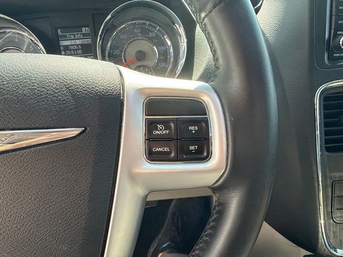Used 2016 Chrysler Town & Country Touring-L FWD image 14