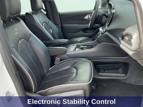 Used 2025 Chrysler Pacifica Limited image 26