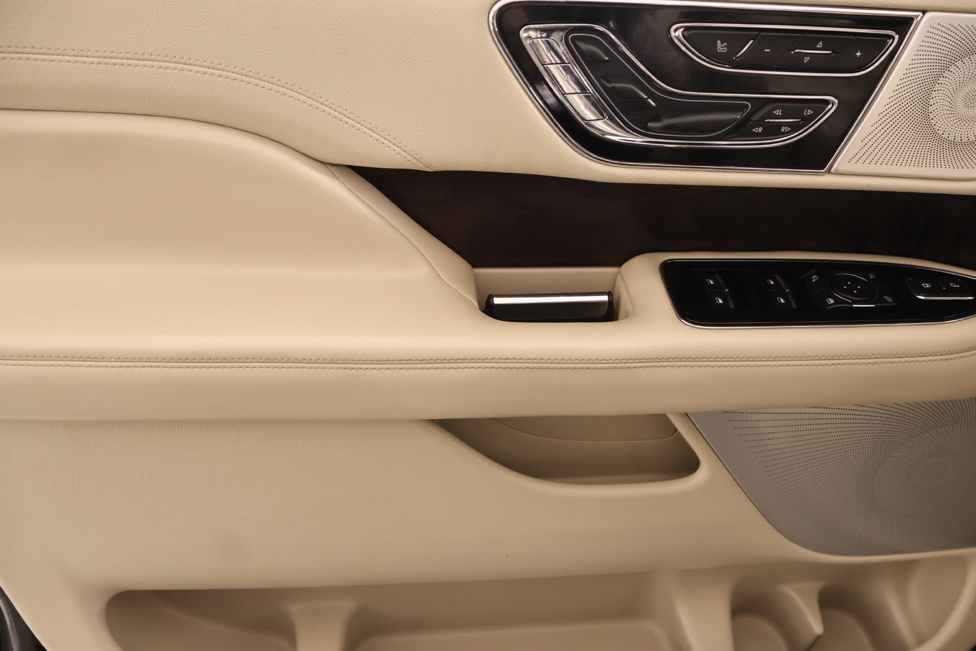 Used 2019 Lincoln Navigator Reserve w/ Cargo Package AWD/4WD image 19