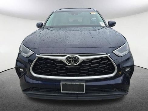 Used 2021 Toyota Highlander XLE AWD/4WD image 2
