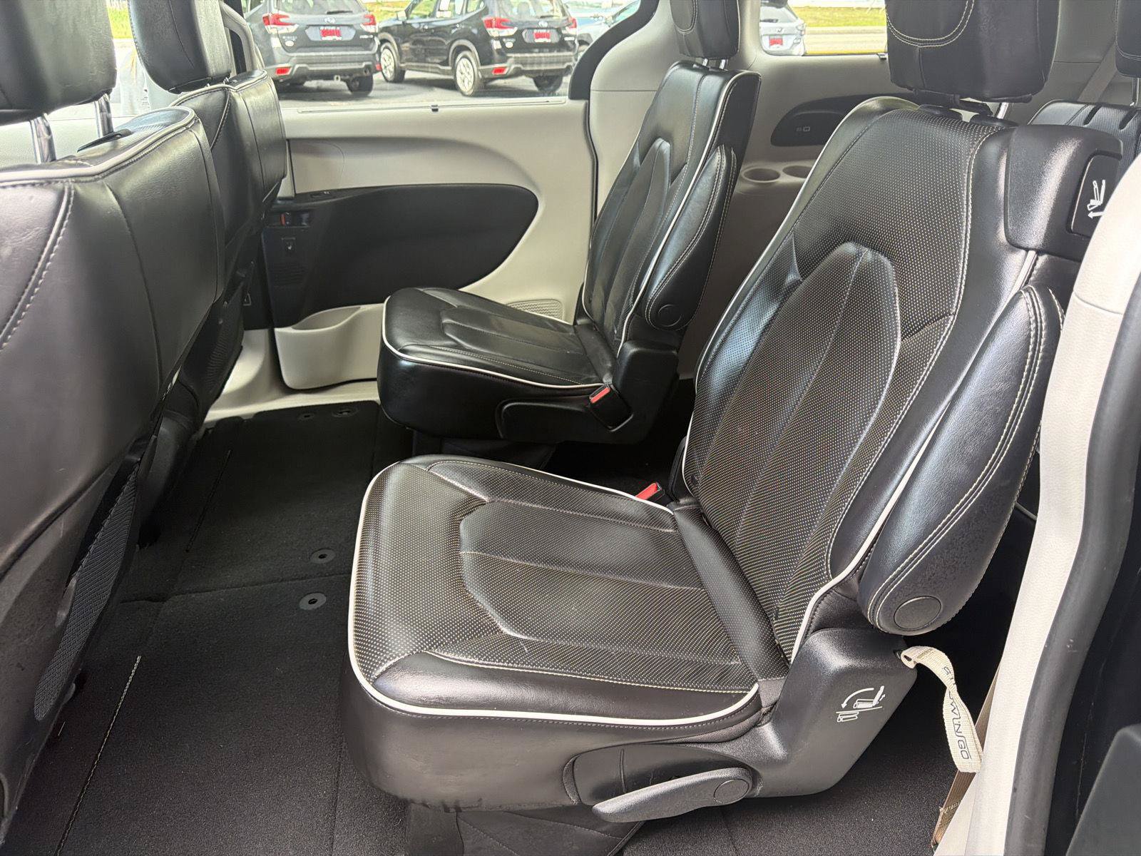 Used 2023 Chrysler Pacifica Limited FWD image 11